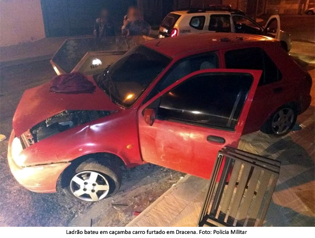 Ladrão tenta escapar da polícia, bate carro furtado em caçamba e acaba preso com outros dois comparsas