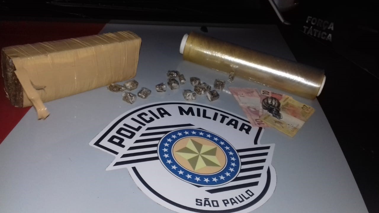 Quase um kg de maconha pronto para ser fracionado e vendido foi apreendido e dois traficantes presos em Adamantina