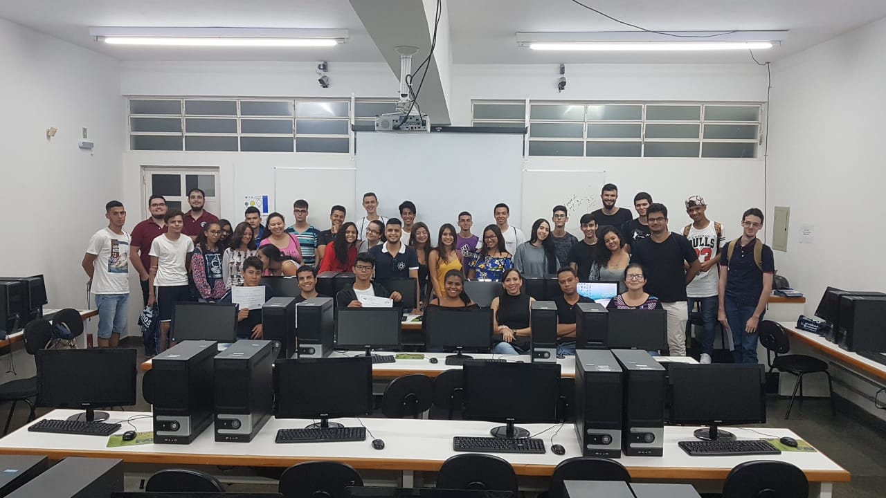 Bolsista de Ciência da Computação oferta minicurso aos alunos da ETEC