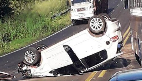 Mulheres ficam feridas após capotamento de veículo na SP-294