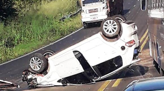 Mulheres ficam feridas após capotamento de veículo na SP-294