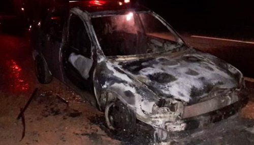 Carro de Lucélia pega fogo na SP-294 em Flórida Paulista