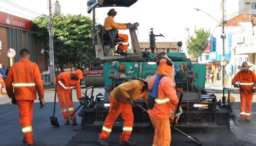 Recapeamento asfáltico no valor de R$1 milhão é executado na Avenida Rio Branco
