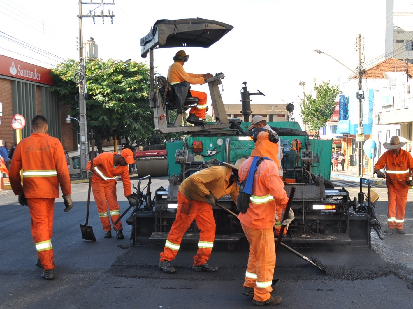 Recapeamento asfáltico no valor de R$1 milhão é executado na Avenida Rio Branco