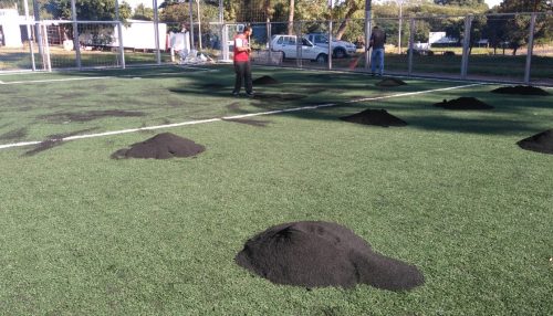 SELAR realiza manutenção na quadra de grama sintética no Parque dos Pioneiros