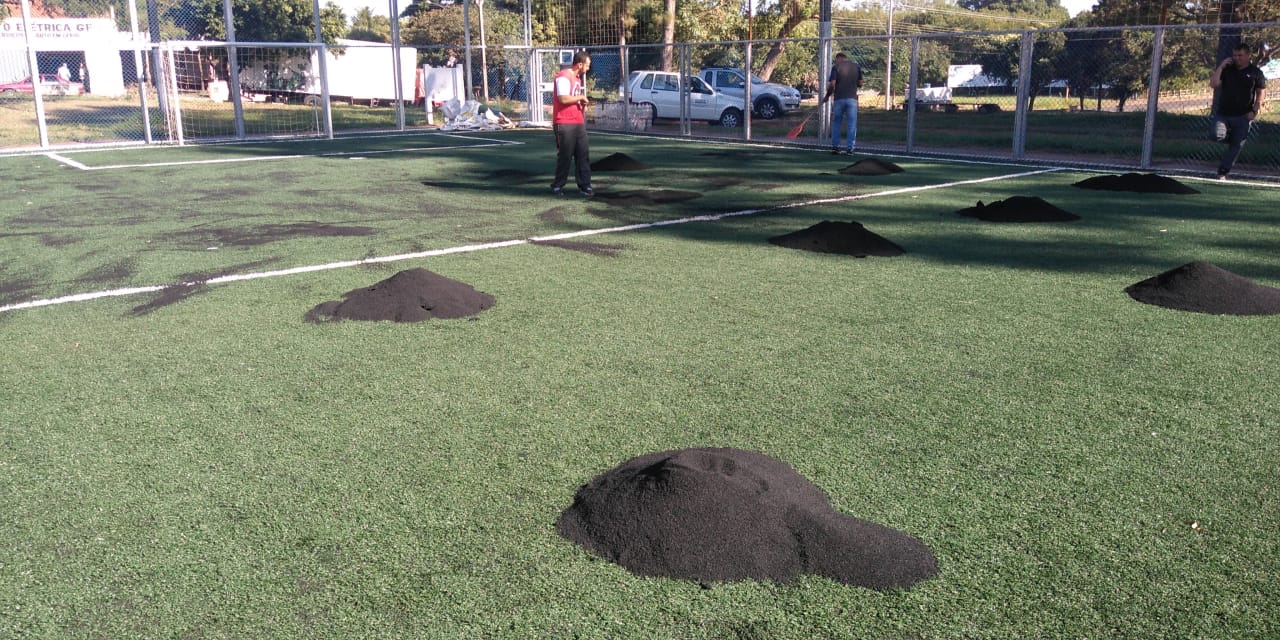 SELAR realiza manutenção na quadra de grama sintética no Parque dos Pioneiros