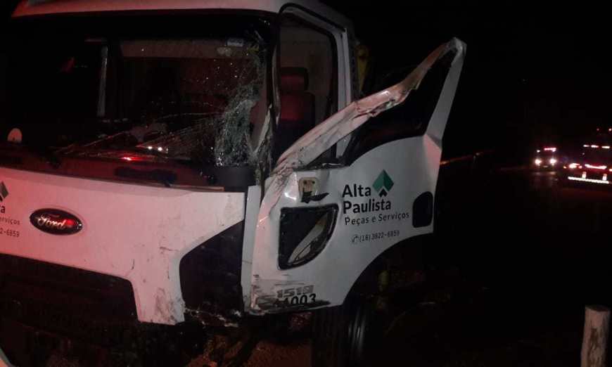 Animal na pista provoca acidente entre dois caminhões na SP-294 em Lucélia