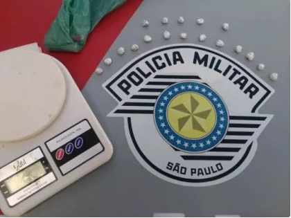 Polícia Militar prende traficante enterrando balança de precisão e cocaína na Vila Esperança em OC