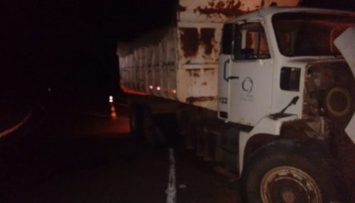 Caminhão caçamba sai da pista após motorista perder controle da direção pela SP-294