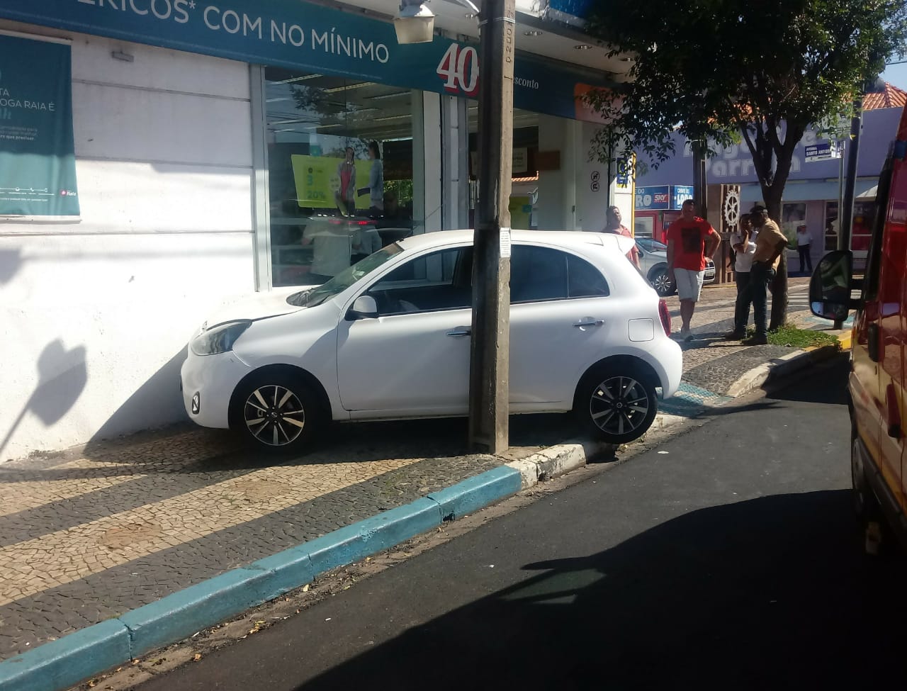Carro invade calçada no centro de Adamantina