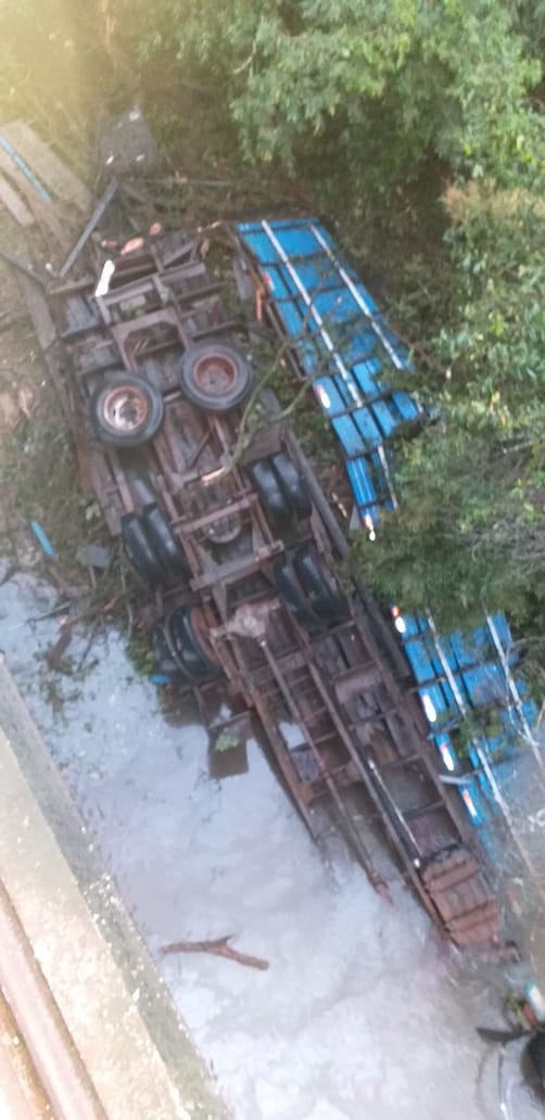 Caminhão cai de ponte sobre o Rio Aguapeí em Rinópolis e deixa uma vítima fatal
