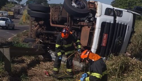 Caminhão transportando couro tomba e motorista fica ferido na SP-294