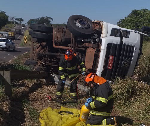 Caminhão transportando couro tomba e motorista fica ferido na SP-294
