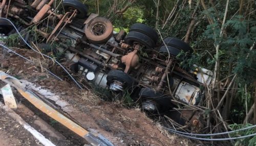 Caminhão tanque com dez mil litros de etanol tomba às margens de córrego em Panorama