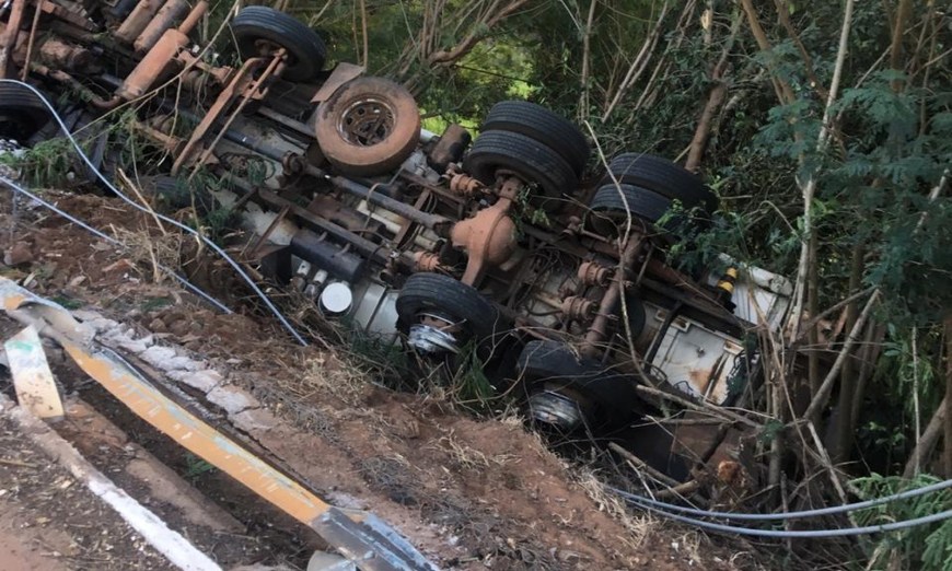 Caminhão tanque com dez mil litros de etanol tomba às margens de córrego em Panorama
