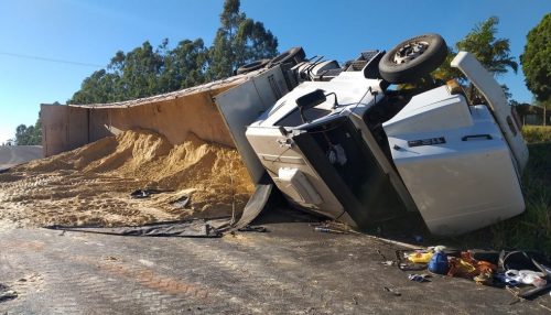 Caminhão tomba na Assis Chateaubriand e interdita trânsito no trevo de Indiana