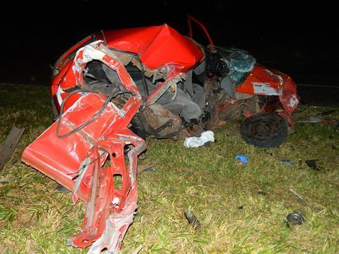 Acidente envolvendo carro e carreta carregada com celulose deixa motorista em estado grave em Flórida Paulista