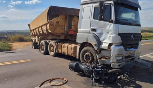 Colisão entre caminhão e moto deixa dois feridos em Iacri
