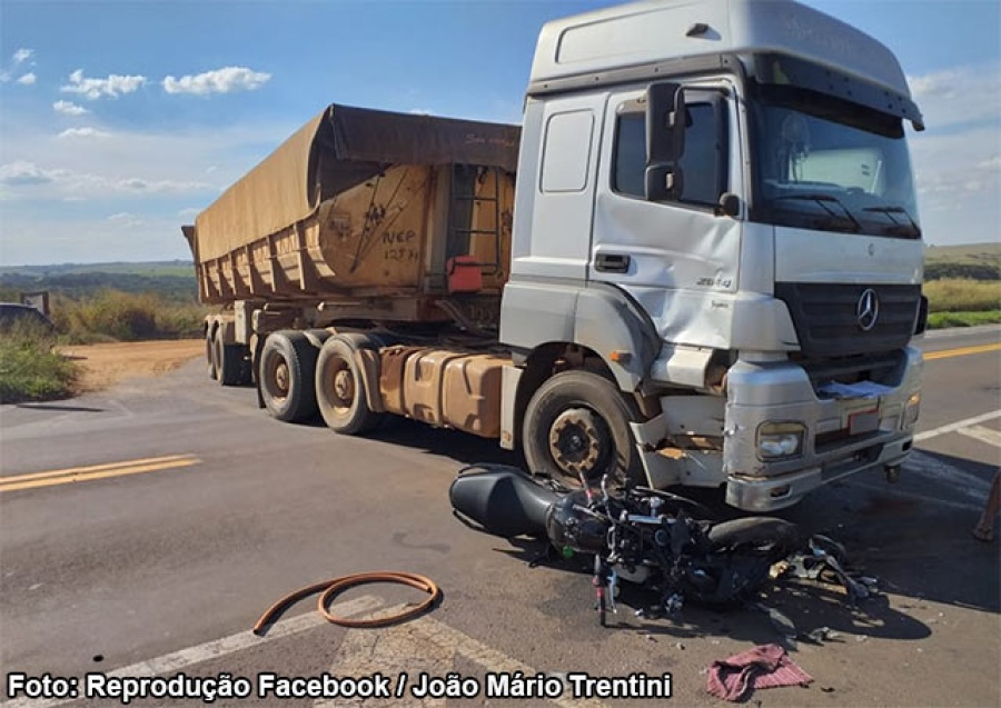 Colisão entre caminhão e moto deixa dois feridos em Iacri