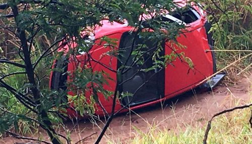 Carro cai em ribanceira de cerca de 3 metros e homem fica ferido, em Ouro Verde
