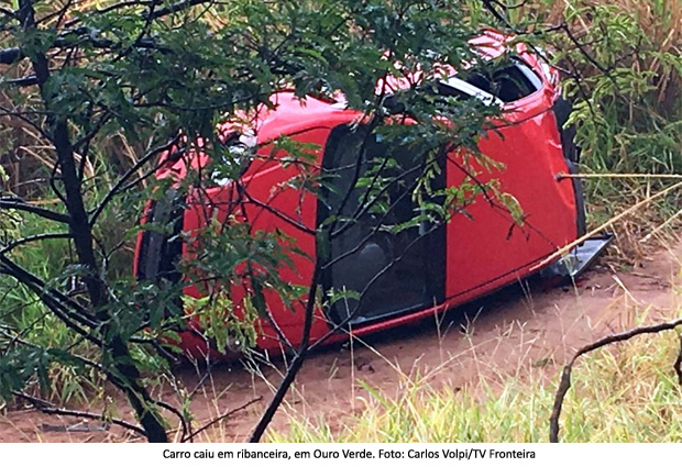 Carro cai em ribanceira de cerca de 3 metros e homem fica ferido, em Ouro Verde