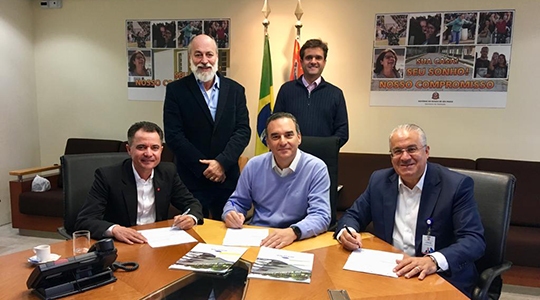 Prefeito de Mariápolis assina convênio para construção de 40 casas populares