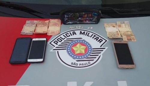 Cão da PM localiza pedras de crack e mulher é presa em flagrante por tráfico em Panorama