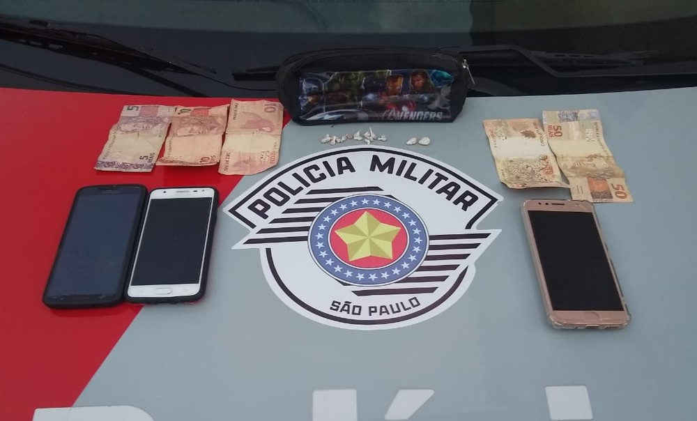 Cão da PM localiza pedras de crack e mulher é presa em flagrante por tráfico em Panorama