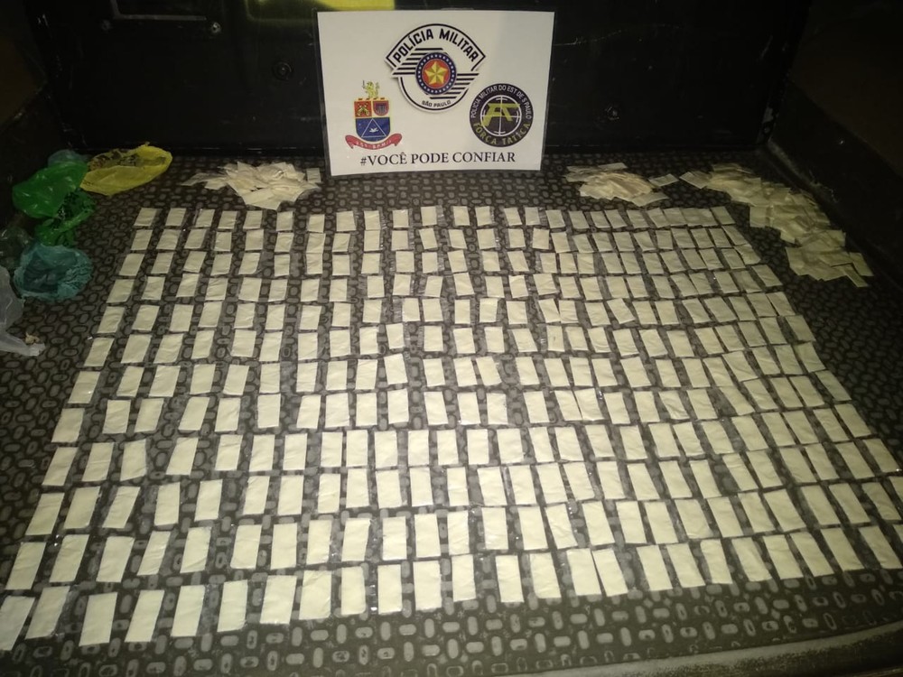 Após denúncias, Polícia Militar apreende quase 500 invólucros de cocaína em Flórida Paulista
