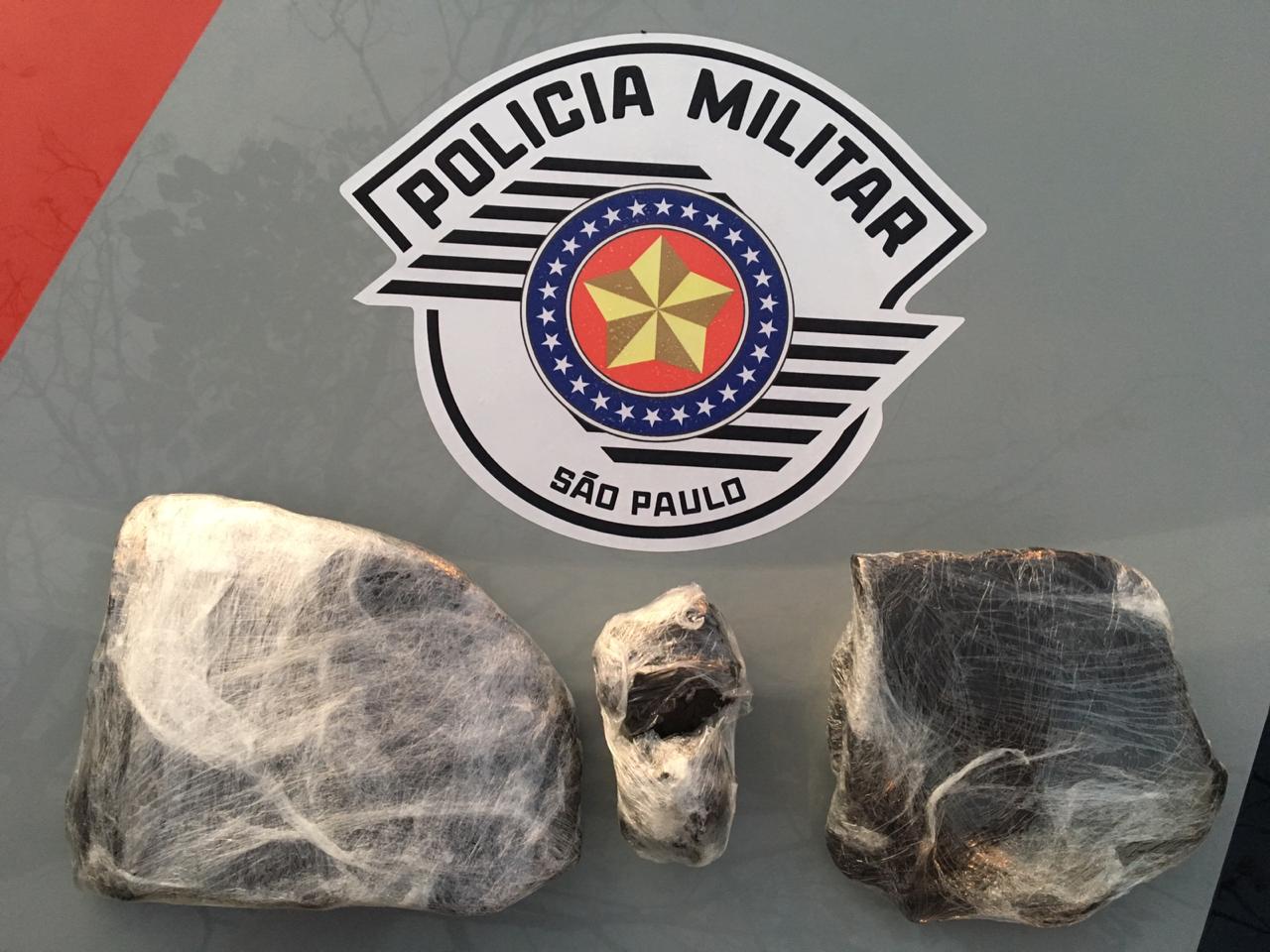 Home é detido portando mais de 1 kg de Haxixe em ônibus de linha na entrada de Osvaldo Cruz