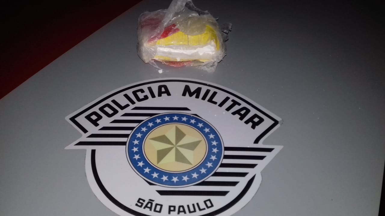 Policiais Militares reconhecem veículo utilizado no tráfico de drogas e prendem três pessoas