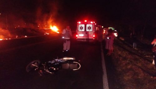 Motociclista atinge animal próximo a balança do DER em Dracena e havia fogo na pista