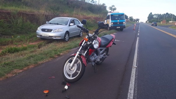 Acidente envolvendo moto de Adamantina na SP-294 deixa motociclista e passageira feridos