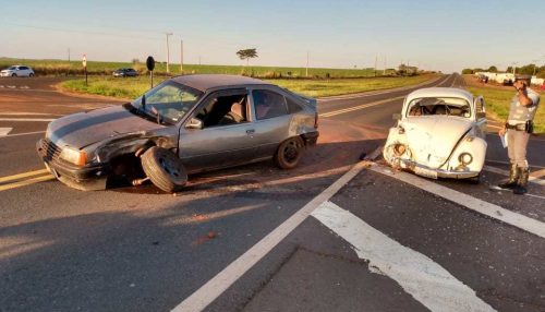 Acidente na SP 294 em Santa Mercedes envolve dois carros e deixa mulher ferida