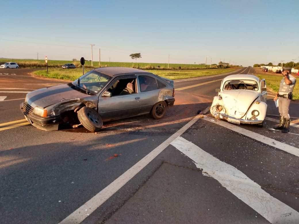 Acidente na SP 294 em Santa Mercedes envolve dois carros e deixa mulher ferida