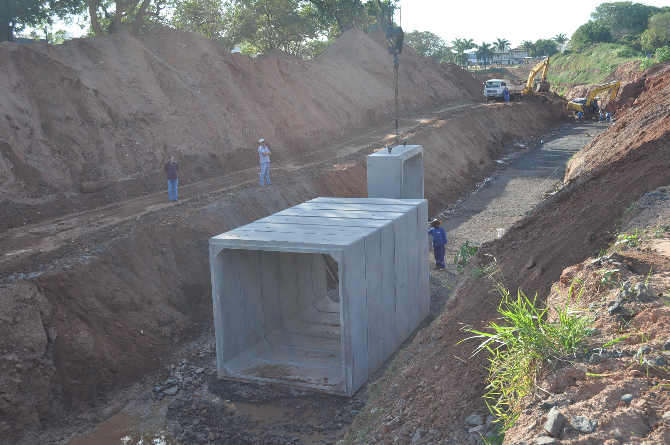 Aduelas de concreto começam a ser instaladas no Parque dos Pioneiros em Adamantina