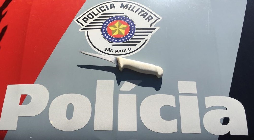 Homem é preso por dar socos e ameaçar mulher, que revida com facada, em Adamantina