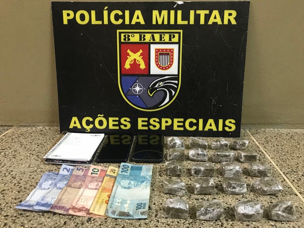 Porções de maconha, anotações sobre o tráfico e dinheiro são apreendidos pela PM, em Pauliceia