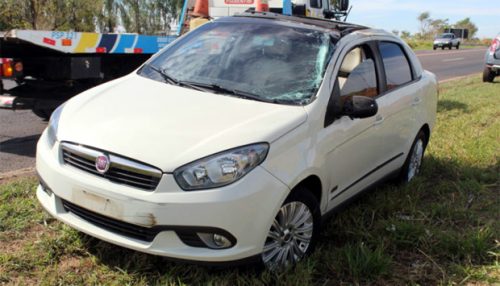 Carro capota próximo a balança do DER perto de Dracena