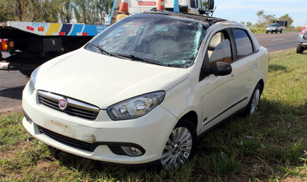 Carro capota próximo a balança do DER perto de Dracena