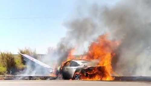 Motorista perde o controle da direção, carro bate em placa de sinalização e incêndio destrói veículo