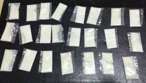 Indivíduo é preso pela PM após fugir e dispensar sacola com 23 sachês de cocaína em Flórida Paulista