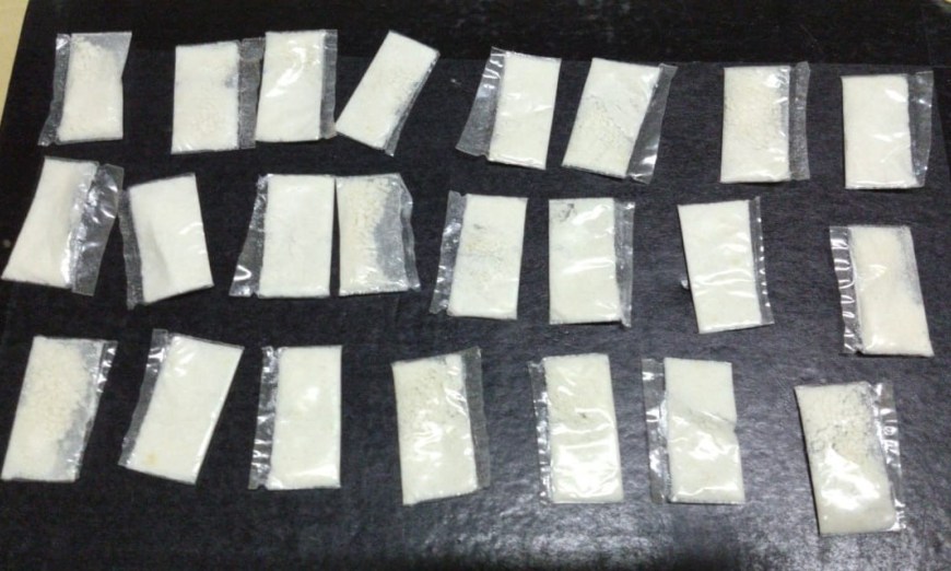 Indivíduo é preso pela PM após fugir e dispensar sacola com 23 sachês de cocaína em Flórida Paulista