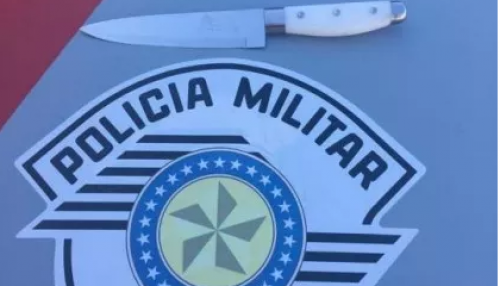 Polícia Militar suspeita de furgão e apreende faca na Vila Esperança