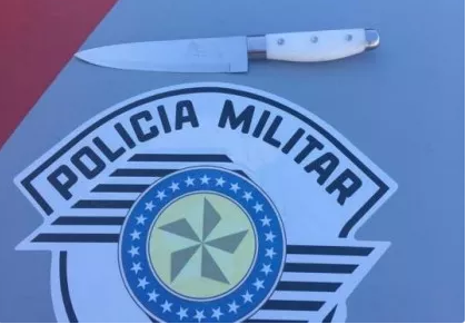Polícia Militar suspeita de furgão e apreende faca na Vila Esperança