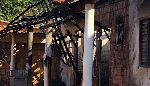 Incêndio em residência deixa mãe e filho gravemente feridos em Tarabai