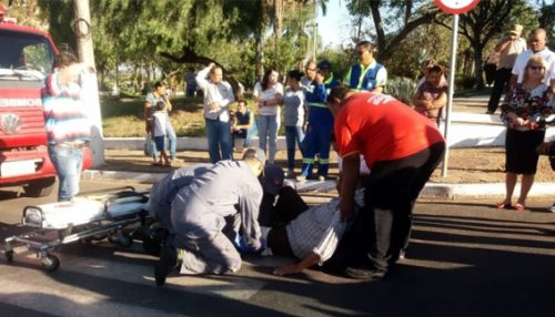 Carro atropela idoso na faixa de pedestre no centro de Flórida Paulista