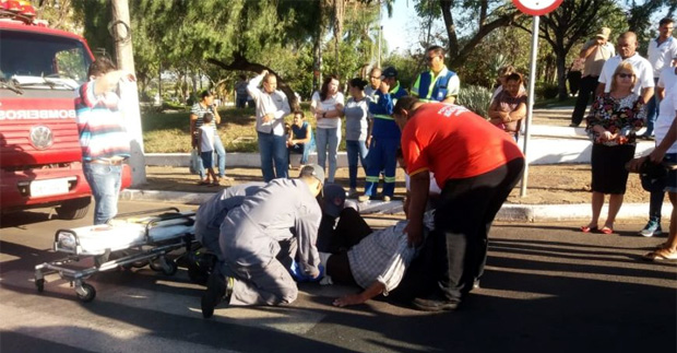 Carro atropela idoso na faixa de pedestre no centro de Flórida Paulista