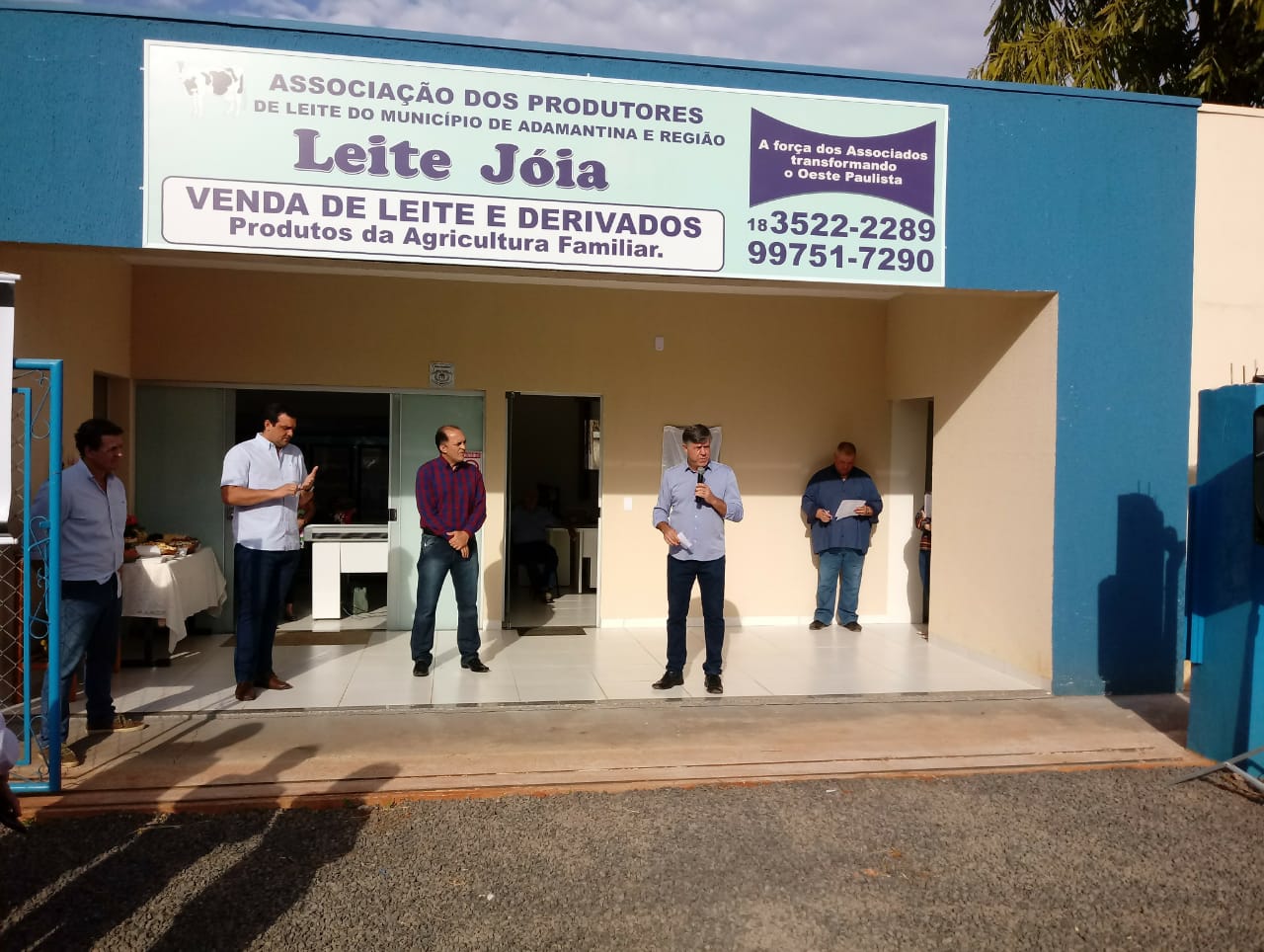 Com a presença de autoridades e dos produtores associados é inaugurada a loja da APLEMAR em Adamantina