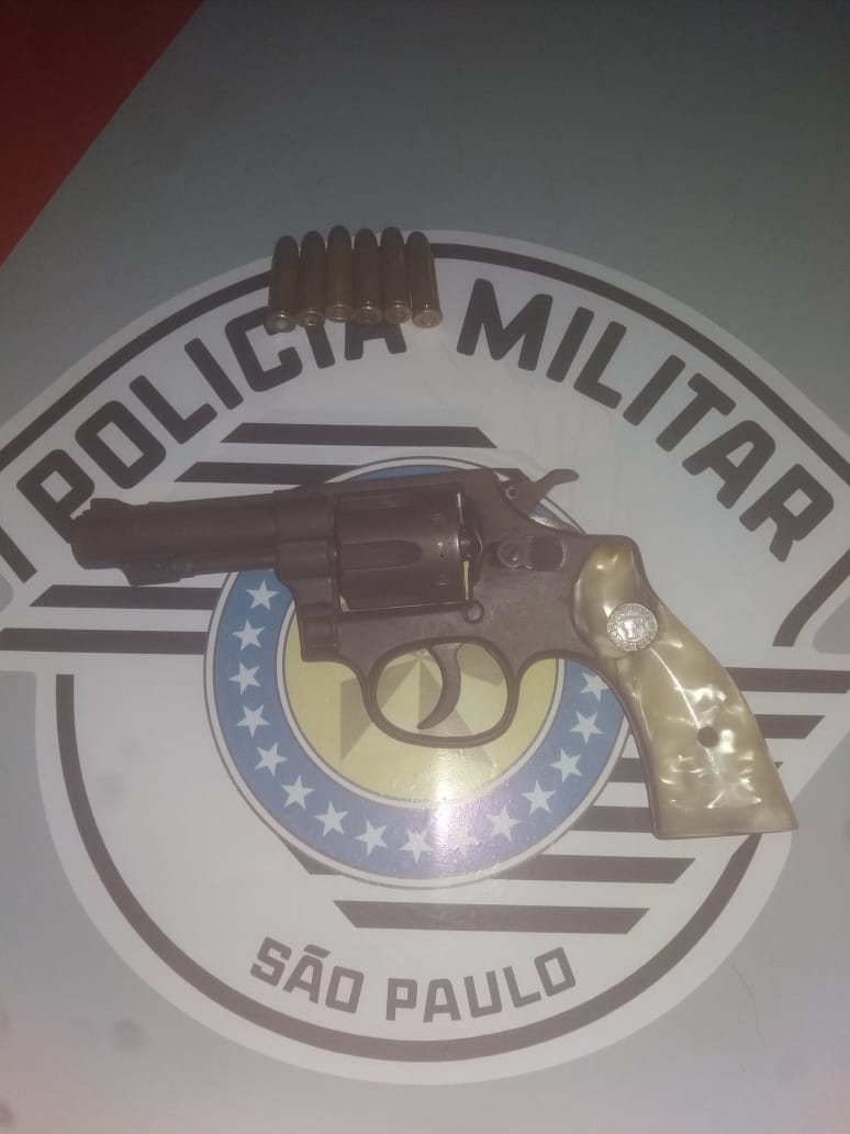 Homem é preso por violência doméstica e ameaça portando arma de fogo em OC